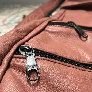 Vintage Leather backpack in ET pink.